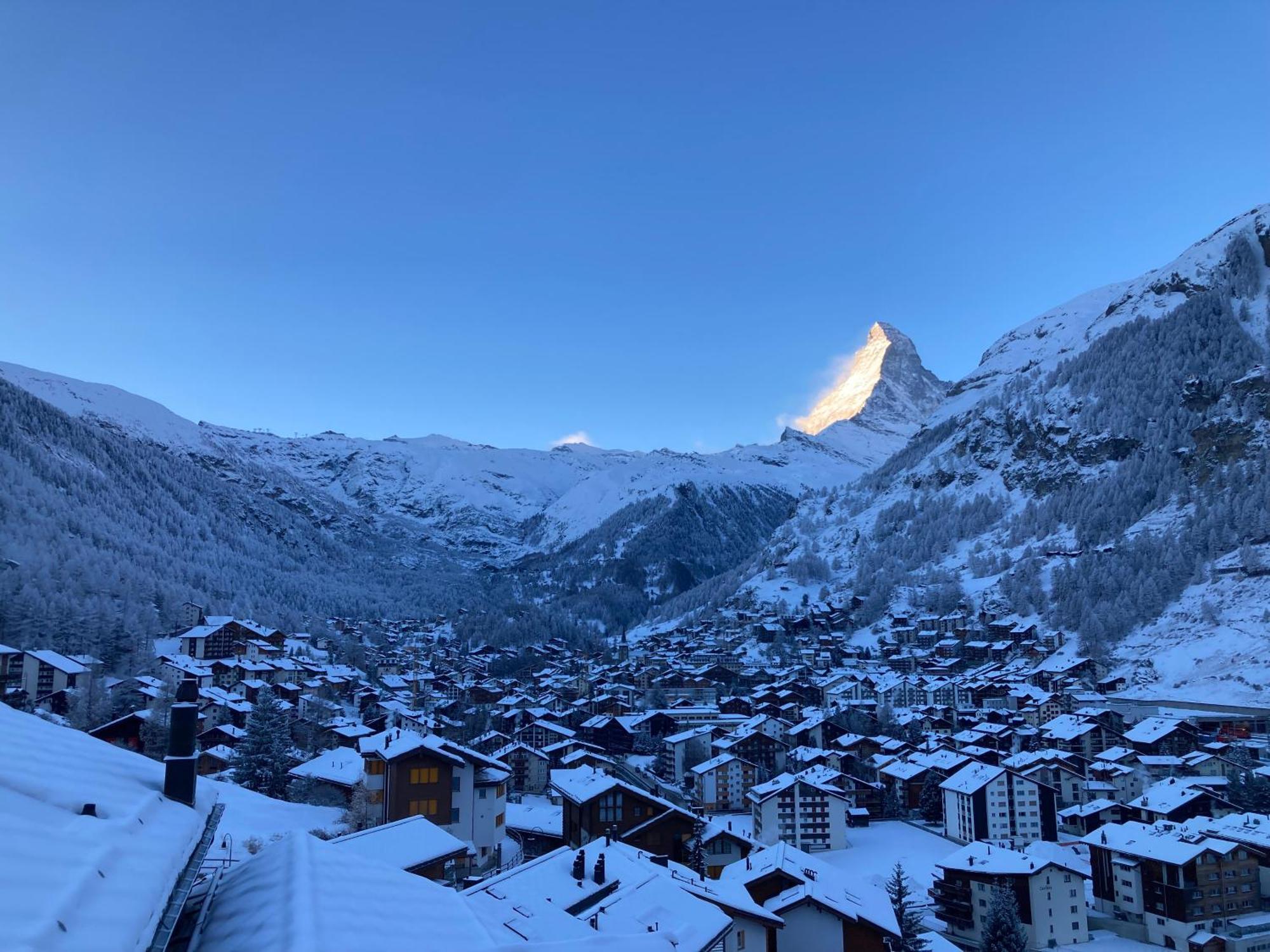 Modern Self-Catering Apartment With Matterhorn Views Zermatt Exterior photo